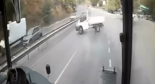 Çankırı'da spin atan kamyonet bariyerlere çarptı, kaza anı otobüs kamerasına yansıdı