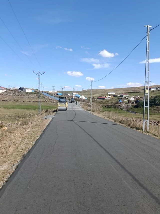 Kars Susuz'da İncilipınar köyünün yolu SSB betonla güçlendiriliyor