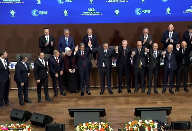 Cumhurbaşkanı Erdoğan, AK Parti'ye yeni katılan belediye başkanlarına rozetlerini taktı
