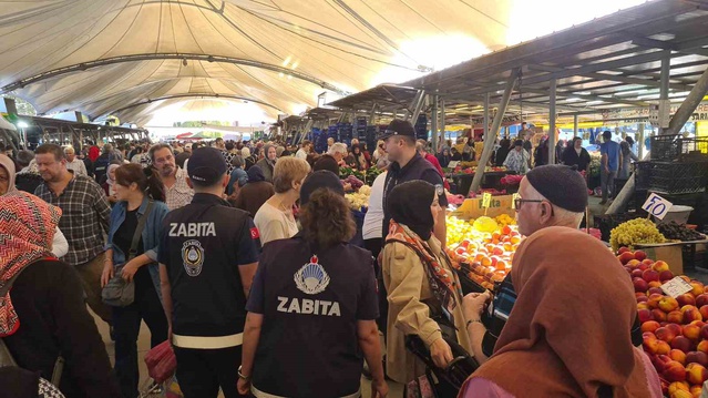 Zonguldak Çaycuma'da zabıta ekipleri pazarda etiket ve poşet denetimi yaptı