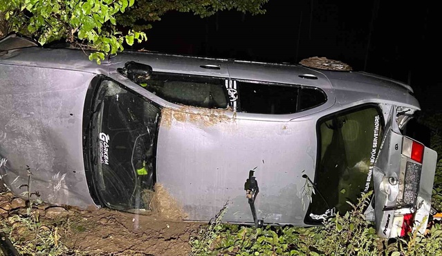 Afyonkarahisar Bolvadin'de kontrolden çıkan otomobil tarlaya devrildi, 1 kişi yaralandı