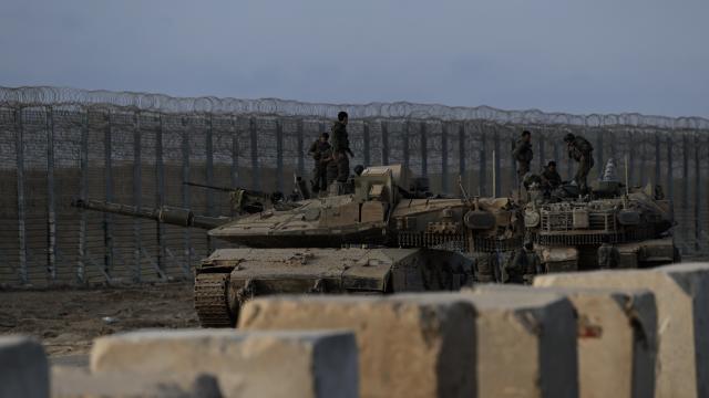 Katil İsrail, Gazze'deki savaş suçlarının kanıtlarını silerek askeri üs kuruyor