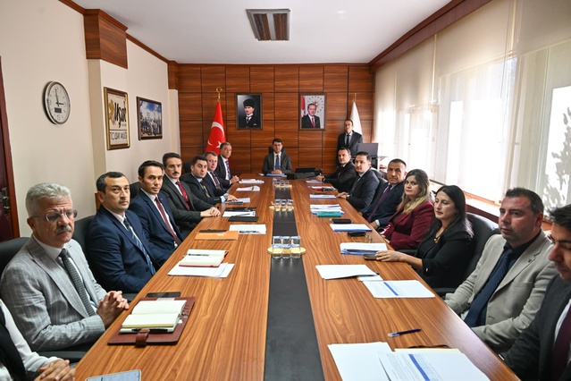 Uşak'ta SYDV performans karneleri Vali Kartal başkanlığındaki toplantıda incelendi