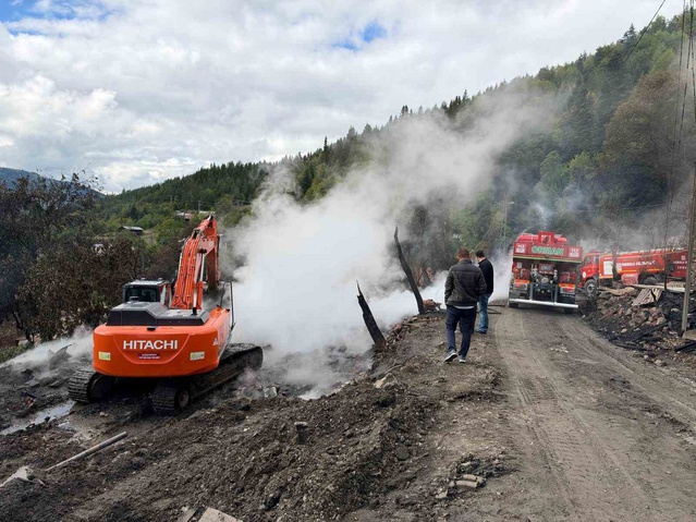 Kastamonu İnebolu'da yanan 11 evin enkazı iş makineleriyle kaldırılıyor