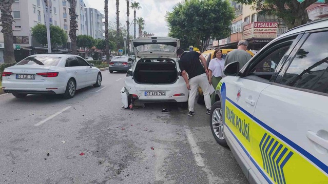 Antalya Manavgat'ta kurs aracına kamyonet çarptı, kaza kamerada, kimse yaralanmadı