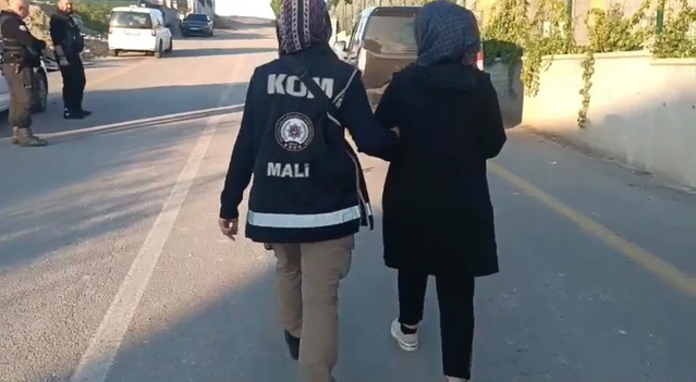 TOKİ arsası dolandırıcılığında 17 kişiyi 90 milyon TL dolandıran 8 şüpheli yakalandı