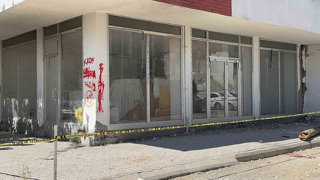 Adıyaman'da binanın yıkımı beklenirken 5.4'lük depremde yeniden hasar oluştu