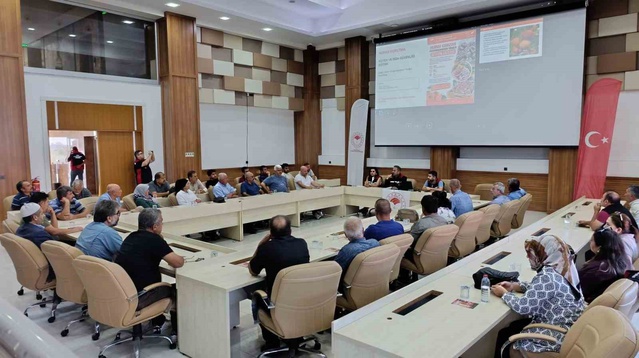 Kozan'da cennet hurması işleyenlere hijyen eğitimi verildi, kayıt belgesi hatırlatıldı