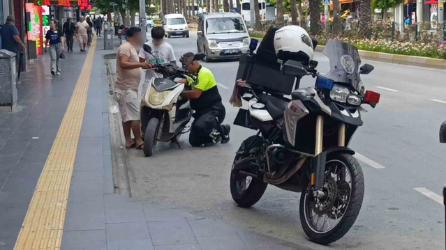 Manavgat'ta plakasız motorlu bisiklete binen sürücü 46 bin TL cezadan kurtulamadı