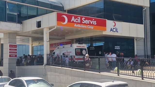 Düzce Beyciler'de otomobil ile motosiklet çarpıştı, sürücü dahil 3 kişi yaralandı
