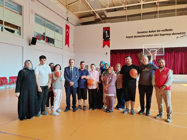 Bafra'da özel gereksinimli gençler anneleriyle basketbol oynadı, madalya aldı