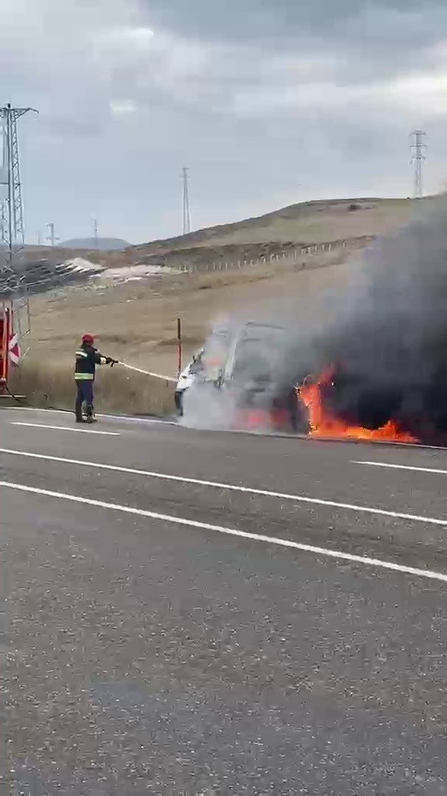 Erzurum-Tortum yolunda çekicide çıkan yangın söndürüldü, maddi hasar oluştu
