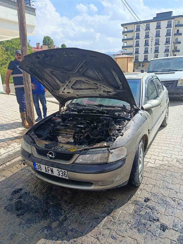 Bitlis Tatvan'da otomobil motor bölümünde tutuşarak kullanılamaz hale geldi