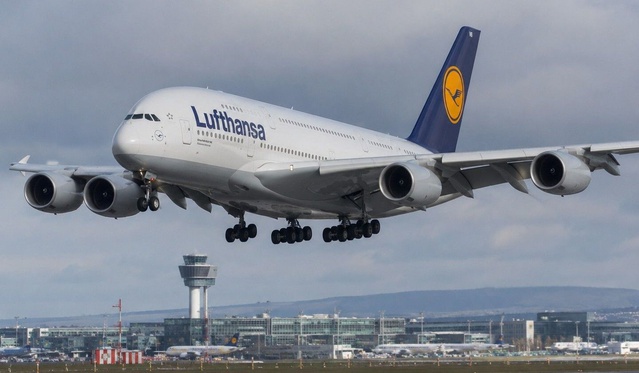 Koku nedeniyle Manchester'a acil inen Lufthansa uçağından 371 kişi tahliye edildi