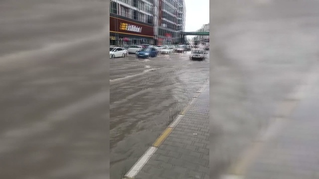 Sinop'ta sağanak nedeniyle Gelincik Mahallesi'ndeki cadde ve sokaklar gölete döndü