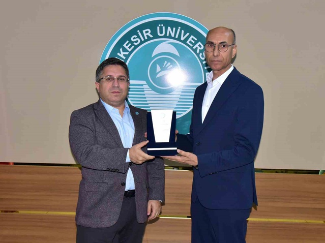Balıkesir Üniversitesi Rektörü Oğurlu, ses sistemi bağışçısı Duru'ya plaket sundu