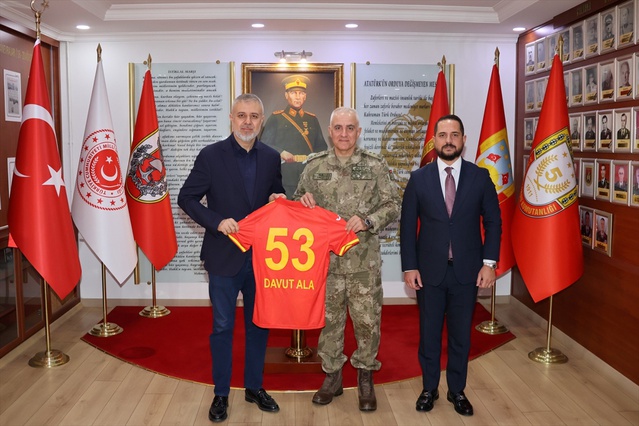 Çorlu Kitap Fuarı kapılarını açtı, Çorluspor 5. Kolordu Komutanı'na forma hediye etti