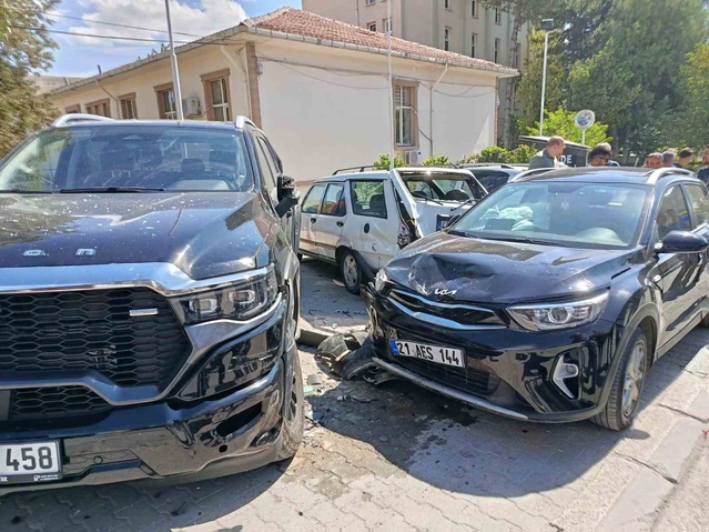 Malatya Darende'de kontrolden çıkan araç 4 park aracına çarparak maddi hasar verdi