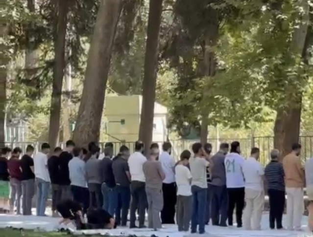 Mardin Nusaybin'de piknikçiler DSİ Barajı kıyısında cemaatle öğle namazı kıldı