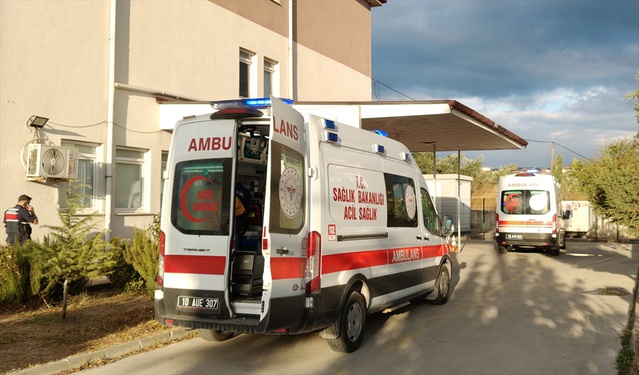 Balıkesir Savaştepe'de toprak yığınına çarpan işçi servisinde 13 kişi yaralandı