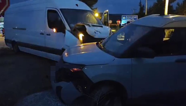 Isparta Yalvaç'ta ticari araçla hafif ticari çarpıştı, 1 yaralı hastaneye kaldırıldı