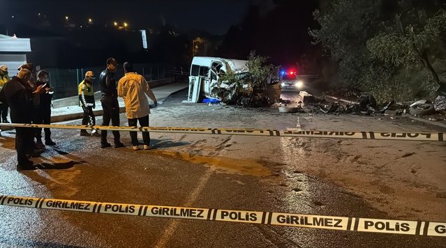 Karabük'te minibüs tabela, elektrik direği ve ağaca çarptı, 6 kişi yaralandı