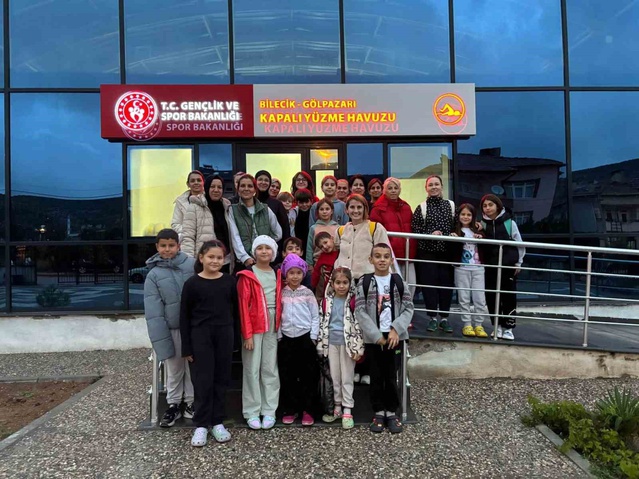 Bilecik Gölpazarı'nda 84 kişi iki gün boyunca çocuklarıyla kulaç attı