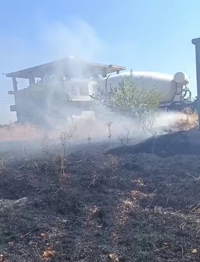 Adıyaman'da kopan elektrik teli yangın çıkardı, mikser sürücüsü suyla müdahale etti