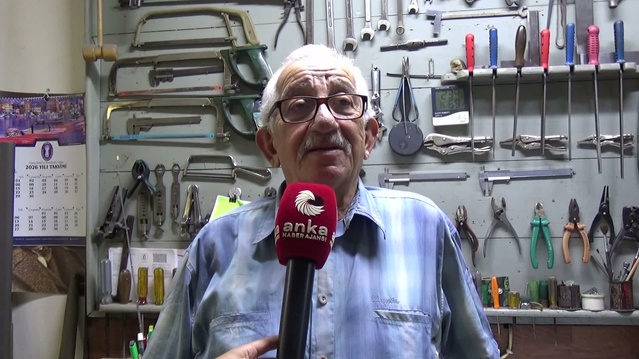 Sinop'ta 130 yıllık bıçakçılık geleneğini 80 yaşındaki Cengiz Özekes oğluyla sürdürüyor