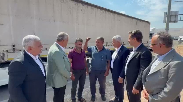 Cilvegözü'nde 4 gündür bekleyen bir şoför 'namaz bile kılamıyoruz' dedi
