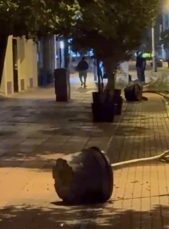 Eskişehir Tepebaşı'nda saksıları deviren kişi cep telefonu kamerasına yakalandı