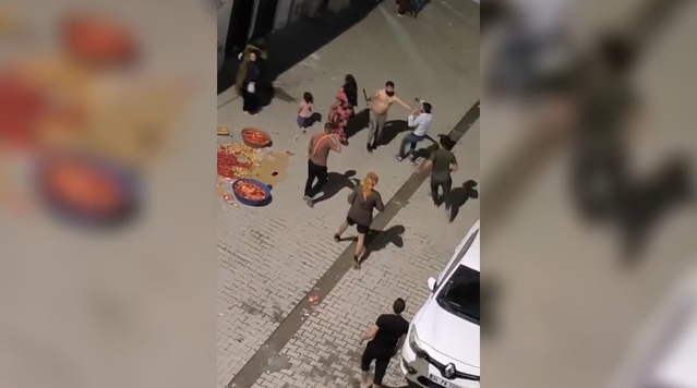 Şanlıurfa'da iki grup arasındaki kavgada 2 kişi yaralandı, olay kamerada