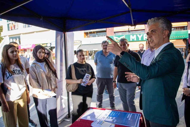 EBYÜ Rektörü Kuyrukluyıldız, Erzincan'da öğrenci stantlarında inceleme yaptı