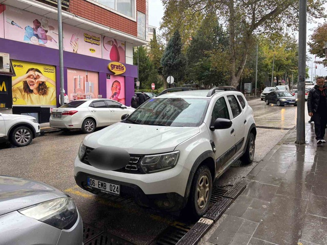 Bilecik'te minibüs durağına ters şeritten gelip park eden sürücü tepki gördü