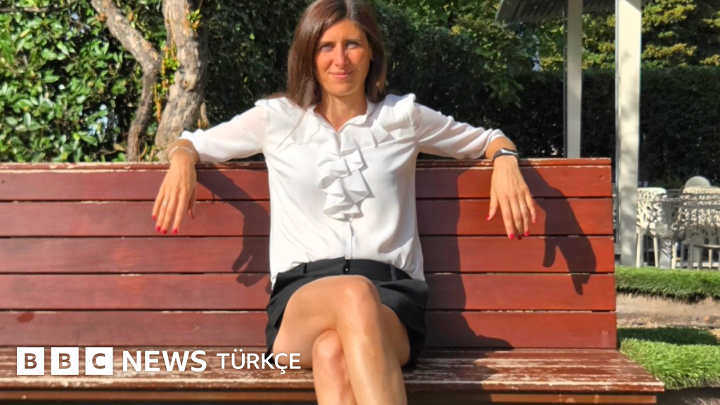 İtalyan siyasetçiler neden mini etekli fotoğraf paylaşıyor?