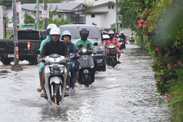 Bangkok'ta taşkın suları çekilirken selden 700 bin kişi etkilendi