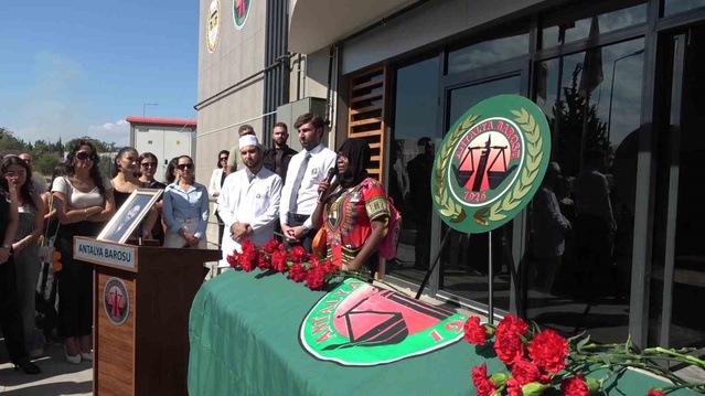 Antalya'da Avukat Ahmet Çevik için tören düzenlendi, kurtardığı Kongolu kadın ağladı