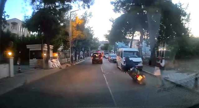 Avcılar'da düşen motosiklet sürücüsü, otomobilin manevrasıyla ezilmekten kurtuldu