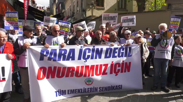 Kadıköy'de emekliler AYM önünde canına kıyan emekli polis için AKP'yi sorumlu tuttu