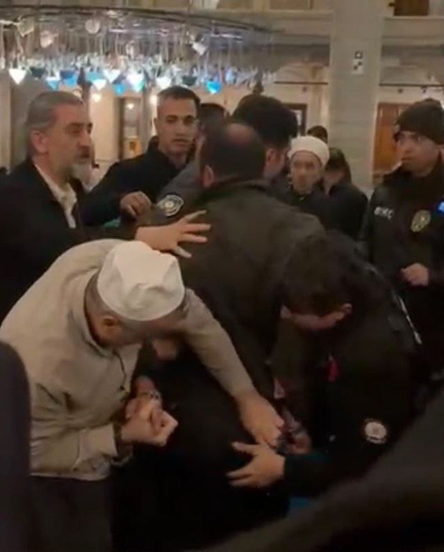 Eyüpsultan Camii'nde kavgada havaya 4 el ateş eden şüpheli gözaltına alındı