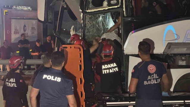 Adana'da otobüs alt geçit duvarına çarptı, 11 kişi yaralandı, sürücü kurtarıldı
