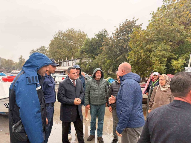 Akçakoca Kaymakamı Uzan, fırtına sonrası zarar gören barınak ve teknelerde inceleme yaptı