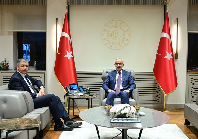 Ulaştırma Bakanı Uraloğlu, İzmir Büyükşehir Başkanı Tugay ile İzmir ulaşımını görüştü