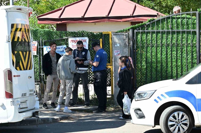 Kars'ta emniyet ekipleri okul çevreleri ve servis araçlarını denetledi
