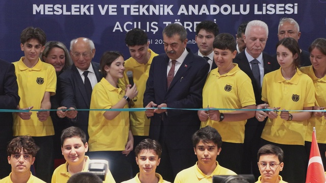 Bakan Tekin'e göre ortaokulu bitiren 100 öğrencinin 45'i meslek lisesine gitti