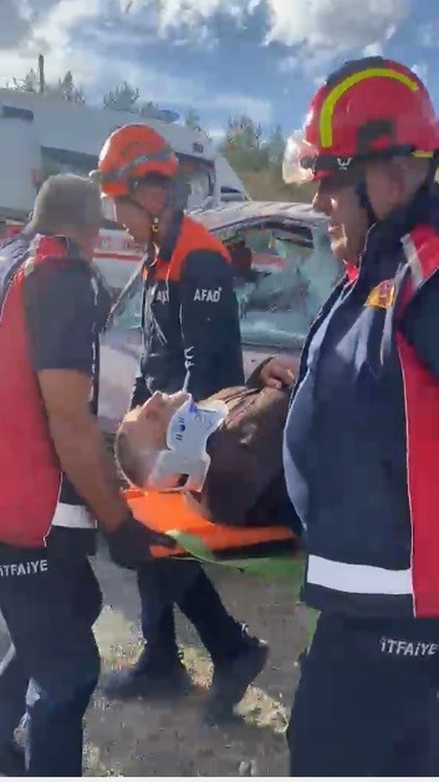 Kars'ta araçlar çarpıştı, sıkışan sürücü kurtarıldı, 2 sürücü yaralandı