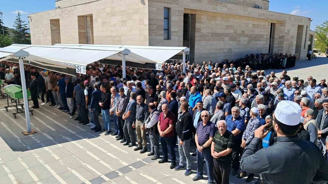 Karaman'da evlerinde ölü bulunan karı kocanın cenazeleri iki ayrı yerde defnedildi