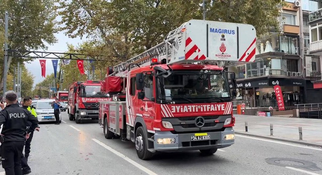 Kadıköy'de inşaat kaplaması devrilince kaldırımda yürüyen 2 kişi yaralandı