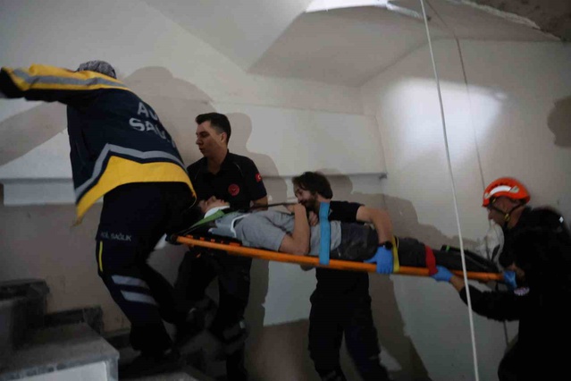 Nevşehir'de inşaatta asansör kabini yerleştirirken boşluğa düşen 2 işçi yaralandı