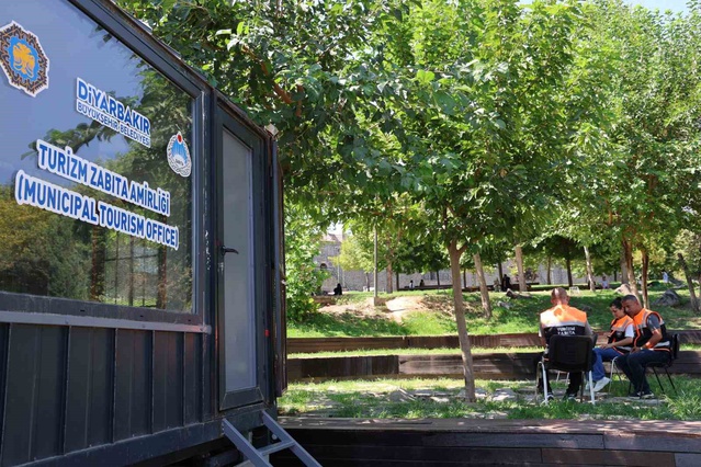 ABD'de kruvazörde çalışan Karaman, Diyarbakır'da İngilizce ve Almanca tarih anlatıyor